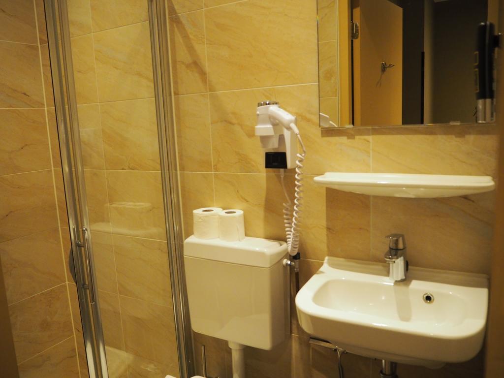 Twin Room with no view,688374576:JPEG